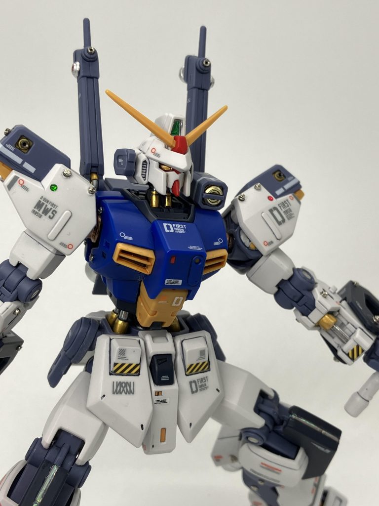 肩部には赤&緑のランプを今回もレジン液で再現、なんとなくアクセントになるので今回も頼ってます🥴