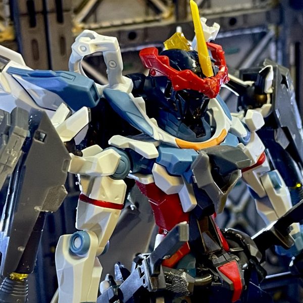 刀は鞘のせいもありサイズ感が違い身の丈に合ってない感があったので、境界戦機の刀を採用して同じキットのパーツに穴開けて太ももに取り付けできるようにし、少しは良くなったかと。頭部にはガンダムとはいえ、ジオンのエキスも入れたい技術者たちがブレードアンテナとトサカを追加ヒートホークは完成後のギミック用に不恰好ですがパーツ追加肩の可動する丸いパーツには刀合うようにアーマーを追加し、内部にタンクとスラスターを仕込みハンドガンをマウント腰につけていたマントは動きの妨げになったので、バックパック裏から別のものを取り付けて、少しだけ可動するように変更し脱着も可能。ビームライフルは両手持ち用グリップと、ガンダムあるあるの丸いサイトを追加どんなカラーリングにするべきか🤔（1枚目）