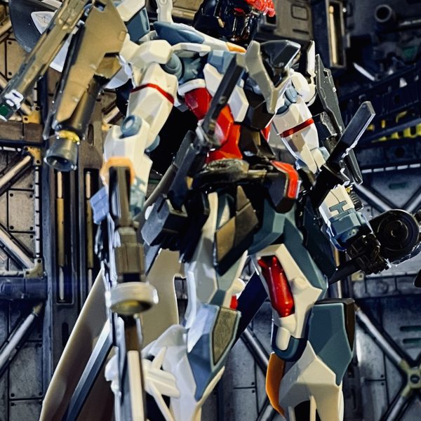 刀は鞘のせいもありサイズ感が違い身の丈に合ってない感があったので、境界戦機の刀を採用して同じキットのパーツに穴開けて太ももに取り付けできるようにし、少しは良くなったかと。頭部にはガンダムとはいえ、ジオンのエキスも入れたい技術者たちがブレードアンテナとトサカを追加ヒートホークは完成後のギミック用に不恰好ですがパーツ追加肩の可動する丸いパーツには刀合うようにアーマーを追加し、内部にタンクとスラスターを仕込みハンドガンをマウント腰につけていたマントは動きの妨げになったので、バックパック裏から別のものを取り付けて、少しだけ可動するように変更し脱着も可能。ビームライフルは両手持ち用グリップと、ガンダムあるあるの丸いサイトを追加どんなカラーリングにするべきか🤔（2枚目）