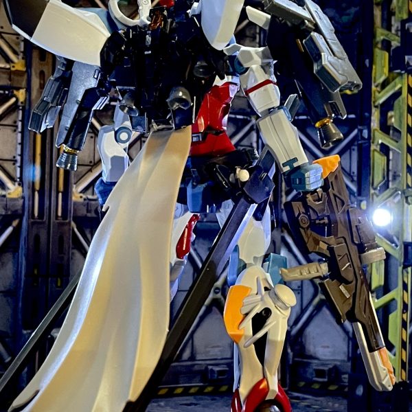 刀は鞘のせいもありサイズ感が違い身の丈に合ってない感があったので、境界戦機の刀を採用して同じキットのパーツに穴開けて太ももに取り付けできるようにし、少しは良くなったかと。頭部にはガンダムとはいえ、ジオンのエキスも入れたい技術者たちがブレードアンテナとトサカを追加ヒートホークは完成後のギミック用に不恰好ですがパーツ追加肩の可動する丸いパーツには刀合うようにアーマーを追加し、内部にタンクとスラスターを仕込みハンドガンをマウント腰につけていたマントは動きの妨げになったので、バックパック裏から別のものを取り付けて、少しだけ可動するように変更し脱着も可能。ビームライフルは両手持ち用グリップと、ガンダムあるあるの丸いサイトを追加どんなカラーリングにするべきか🤔（5枚目）