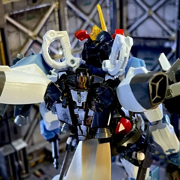 刀は鞘のせいもありサイズ感が違い身の丈に合ってない感があったので、境界戦機の刀を採用して同じキットのパーツに穴開けて太ももに取り付けできるようにし、少しは良くなったかと。頭部にはガンダムとはいえ、ジオンのエキスも入れたい技術者たちがブレードアンテナとトサカを追加ヒートホークは完成後のギミック用に不恰好ですがパーツ追加肩の可動する丸いパーツには刀合うようにアーマーを追加し、内部にタンクとスラスターを仕込みハンドガンをマウント腰につけていたマントは動きの妨げになったので、バックパック裏から別のものを取り付けて、少しだけ可動するように変更し脱着も可能。ビームライフルは両手持ち用グリップと、ガンダムあるあるの丸いサイトを追加どんなカラーリングにするべきか🤔（6枚目）
