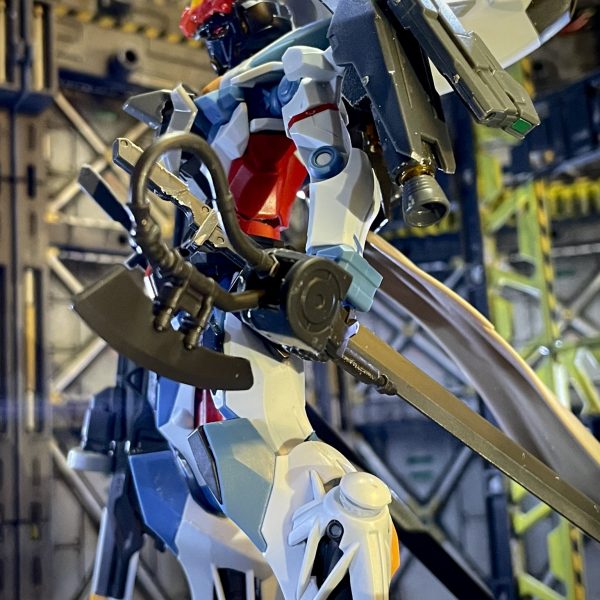 刀は鞘のせいもありサイズ感が違い身の丈に合ってない感があったので、境界戦機の刀を採用して同じキットのパーツに穴開けて太ももに取り付けできるようにし、少しは良くなったかと。頭部にはガンダムとはいえ、ジオンのエキスも入れたい技術者たちがブレードアンテナとトサカを追加ヒートホークは完成後のギミック用に不恰好ですがパーツ追加肩の可動する丸いパーツには刀合うようにアーマーを追加し、内部にタンクとスラスターを仕込みハンドガンをマウント腰につけていたマントは動きの妨げになったので、バックパック裏から別のものを取り付けて、少しだけ可動するように変更し脱着も可能。ビームライフルは両手持ち用グリップと、ガンダムあるあるの丸いサイトを追加どんなカラーリングにするべきか🤔（3枚目）