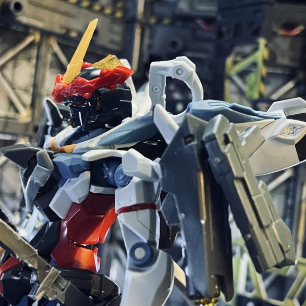 刀は鞘のせいもありサイズ感が違い身の丈に合ってない感があったので、境界戦機の刀を採用して同じキットのパーツに穴開けて太ももに取り付けできるようにし、少しは良くなったかと。頭部にはガンダムとはいえ、ジオンのエキスも入れたい技術者たちがブレードアンテナとトサカを追加ヒートホークは完成後のギミック用に不恰好ですがパーツ追加肩の可動する丸いパーツには刀合うようにアーマーを追加し、内部にタンクとスラスターを仕込みハンドガンをマウント腰につけていたマントは動きの妨げになったので、バックパック裏から別のものを取り付けて、少しだけ可動するように変更し脱着も可能。ビームライフルは両手持ち用グリップと、ガンダムあるあるの丸いサイトを追加どんなカラーリングにするべきか🤔（4枚目）