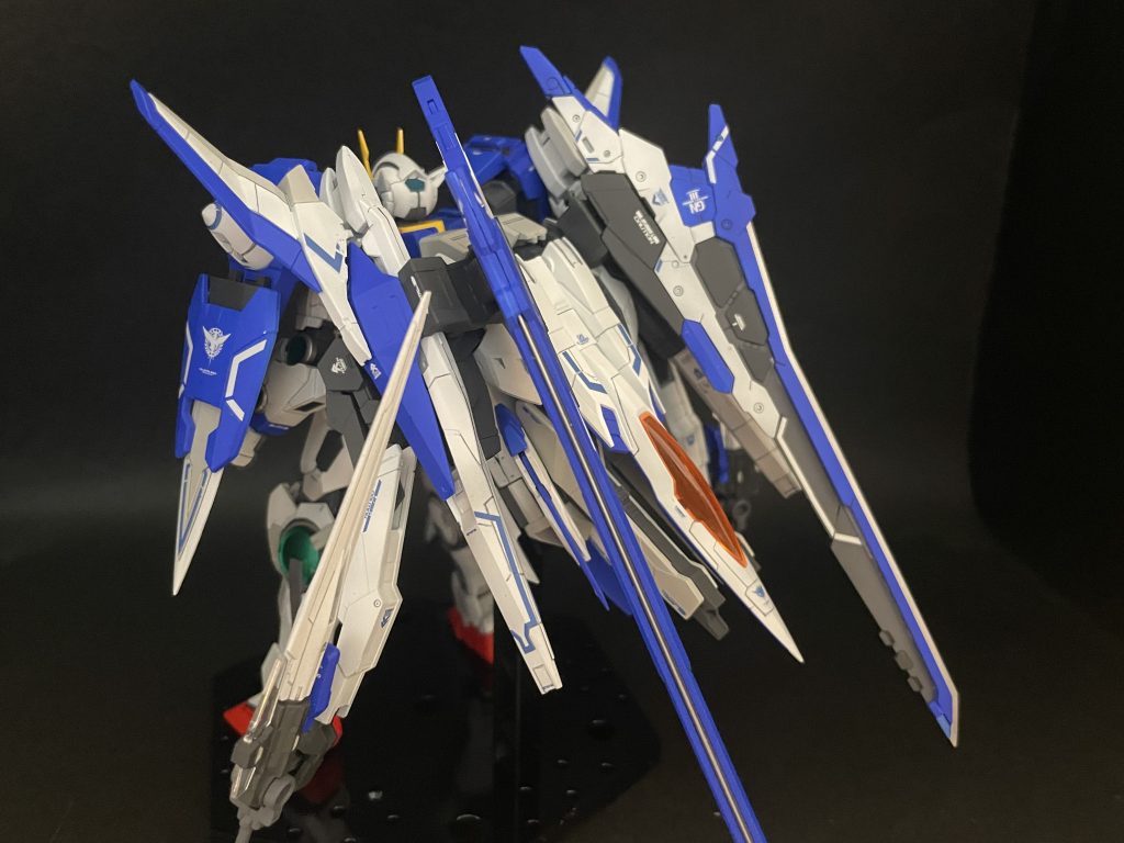 ぐるり。塗装はいつも通り、白:メカサフヘヴィ→クールホワイト青:白の上にコバルトブルー+ウルトラマリンブルー赤:アルティメットレッドクリアパーツは裏面にシルバー、表面はクリアーを吹いています。後ろから見るとボリュームが笑武装も剣類しかなくて。カタチの正解がわかりません…。