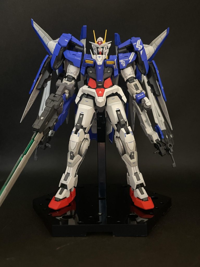 正面から。この向きはスッキリしていて良い感じ。RGはパーツが細かいのでモールド掘り直しと塗り分けでディテール追加しています。付属の水転写デカールが絶妙にかっこいいです。塗装の青とデカールの青のバランスも上手く取れたんじゃないかと思います。