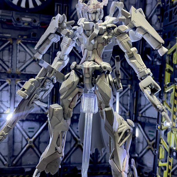 ミキシングしている為、成形色がまちまちなのでサフを吹きました。グレーの缶サフが無くなってしまったので、白サフをしたものもあり良くも悪くも表情ついた感じです。カラーリングの完成イメージは赤くて白いガンダムです。 （2枚目）