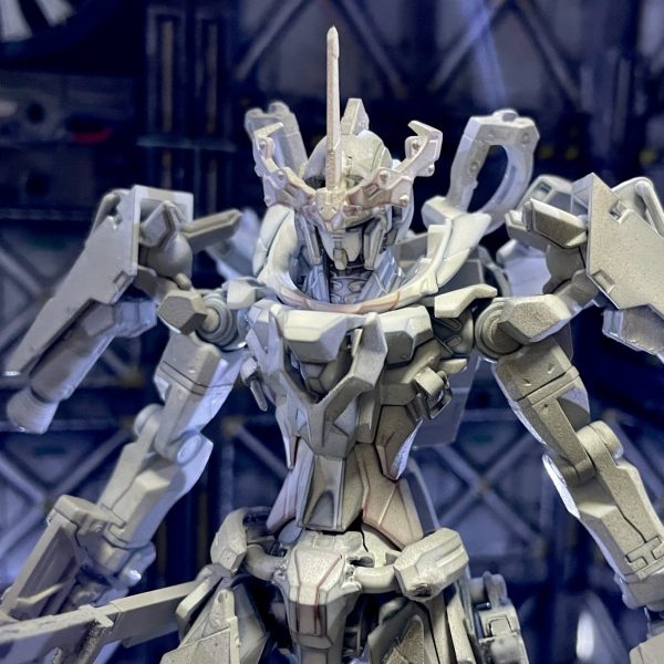 ミキシングしている為、成形色がまちまちなのでサフを吹きました。グレーの缶サフが無くなってしまったので、白サフをしたものもあり良くも悪くも表情ついた感じです。カラーリングの完成イメージは赤くて白いガンダムです。 （1枚目）