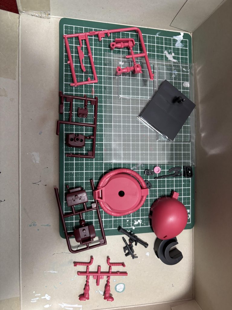 塗装前。YouTubeで見たランナー付きの塗装を真似してみたのですが細かいところ塗りづらくて結局2度塗り時にランナーから外して塗り直しました。