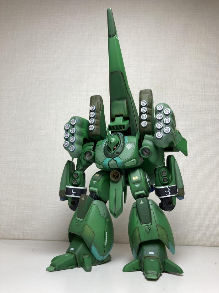 袖のエングレービングは手書きです。遠目にはそれっぽく見えますよね。その他、市販のデカールを適当に貼りました。