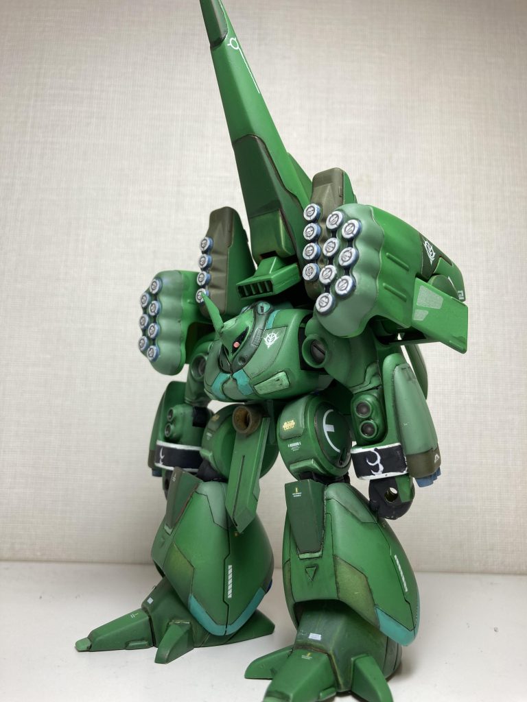 プロポーションは元キットのまま変更していません。スジボリを適当に追加して、頭にツノを付けました。意外にツノが似合いますね。グリーンは適当に3〜4色で塗り分けました。