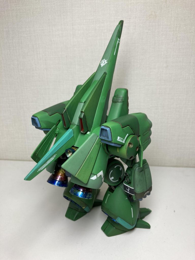 バーニアが大きくて目立つので、焼け表現にチャレンジしてみました。エアブラシを持っていないので、アルコールマーカーのコピックスケッチの黄色、青、紫を重ねて塗ったナンチャッテ仕上げですが、意外と雰囲気は出ましたかね?