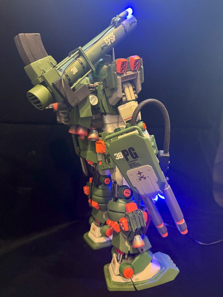 「夏休みの課題　ふくせいした胴体を利用してガンキャノンをつくること」「先生！　まだ夏休みじゃありません・・・」