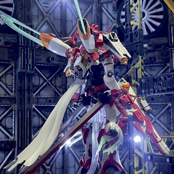 アニメではついに活躍回！？と思ったら全て持ってかれてしまった主人公機のジークアクスの改造進捗④ビームサーベルもやっと使ってくれましたが、一瞬の出来事でしたね。今回は刀も装備させていますし、バックパックも追加しているのでビームサーベルパーツはバラしてエフェクトに変更しました。カラーリングを『赤くて白いガンダム』という事で、赤、白、黄色と焼鉄色で大まかに塗装しました。これにシルバーとゴールドと蛍光グリーン、デカールをちょい足しして仕上げてしまおうと思います。ガンダムっぽい顔にはなりましたが、カラーリング的にGQ1 アストレイやGQヴレイブ、GQヴァーシュみたいな感じに見えてきました。塗装に関してもまだまだ精進が必要ですね。。。どうしても急いで仕上げようとしてしまう。（3枚目）