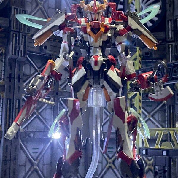 アニメではついに活躍回！？と思ったら全て持ってかれてしまった主人公機のジークアクスの改造進捗④ビームサーベルもやっと使ってくれましたが、一瞬の出来事でしたね。今回は刀も装備させていますし、バックパックも追加しているのでビームサーベルパーツはバラしてエフェクトに変更しました。カラーリングを『赤くて白いガンダム』という事で、赤、白、黄色と焼鉄色で大まかに塗装しました。これにシルバーとゴールドと蛍光グリーン、デカールをちょい足しして仕上げてしまおうと思います。ガンダムっぽい顔にはなりましたが、カラーリング的にGQ1 アストレイやGQヴレイブ、GQヴァーシュみたいな感じに見えてきました。塗装に関してもまだまだ精進が必要ですね。。。どうしても急いで仕上げようとしてしまう。（4枚目）