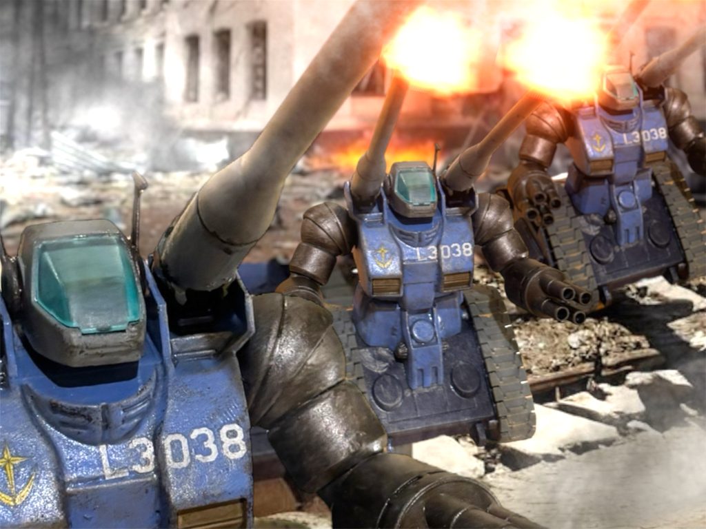 　もうもうと黒煙がたち上る中、応じるように、ガンタンク隊からの激しい砲撃が始まった。ガンタンク隊の放った火線が、大型の仕掛け花火のように輝きながら上空を横切った。爆炎と硝煙で薄曇りのようになった空も、たちまち、明るくなる。「派手にやるな。うちは随分景気がいいことで。」ブライトマン少佐の軽口にヘントは、『リヴィウの美しい街並に、もう少し気を遣ってほしいものですが。』と応じる。（……戦場にいる人間が風流を語るか。どっかズレてるんだよな、こいつは。）少佐は、あえて口にしない。