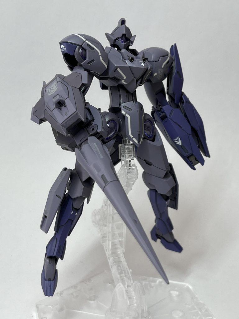 ポージングランスなので構えるだけでも様になる。