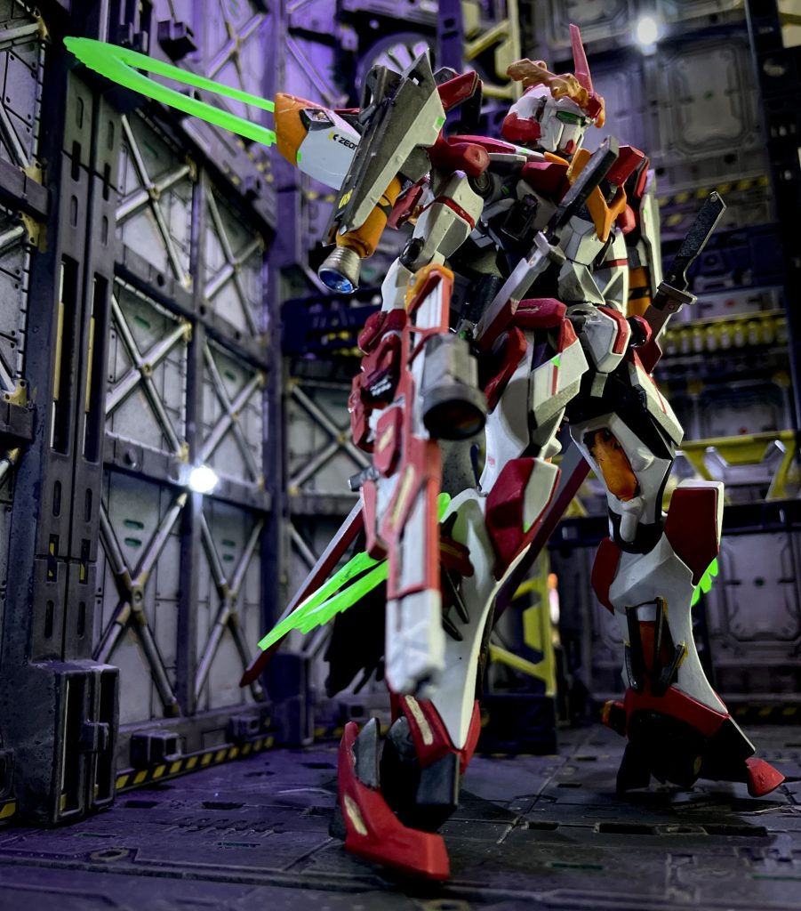 ビームライフルは機体カラーに合わせてカラーリング両手持ち用グリップと丸型のサイトを追加