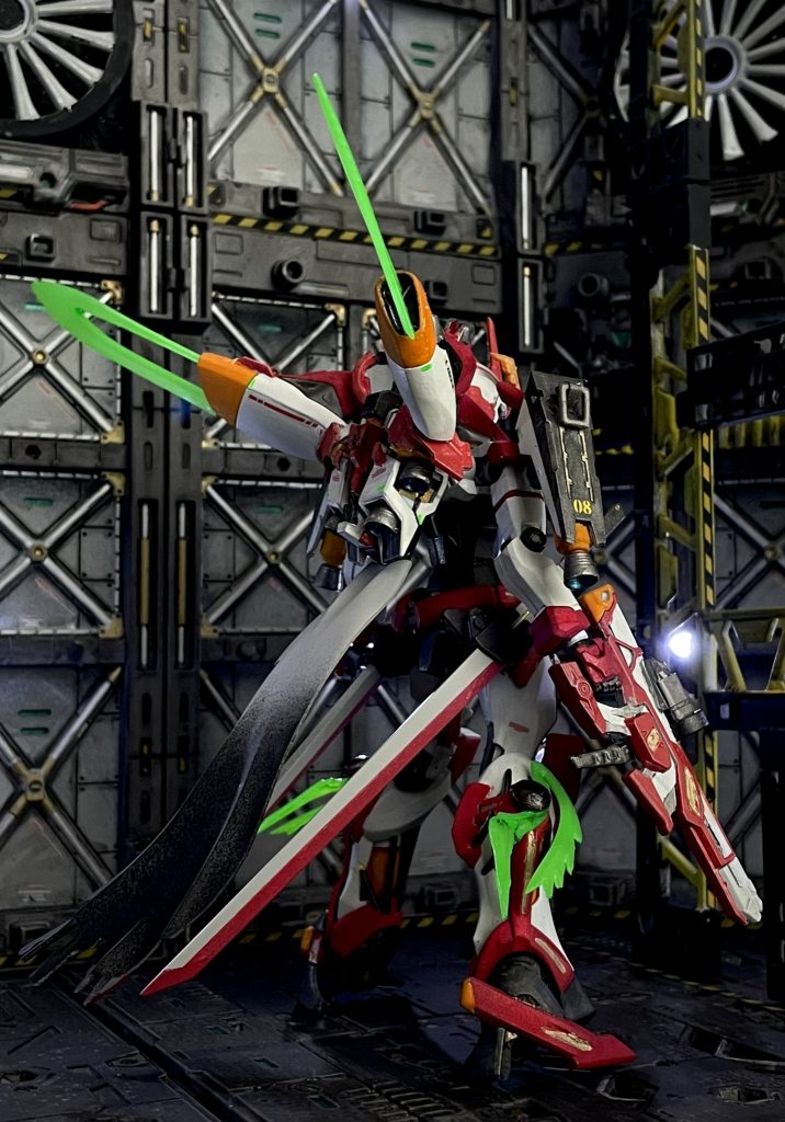 両肩には丸いパーツに被せるようにシールドと、内側には燃料タンクとスラスターを追加両太ももには刀を装備ひざ横の丸いパーツに付属ビームサーベルを切って追加したエフェクトを追加