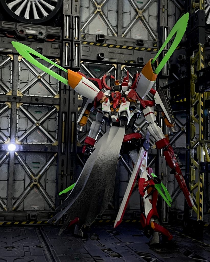 バックパックはバンシィのバックパックにジークアクスのスラスターを移植し、スラスターからビームエフェクトを追加マントは刀装備に合わせて袴のようなイメージでカラーリングして追加