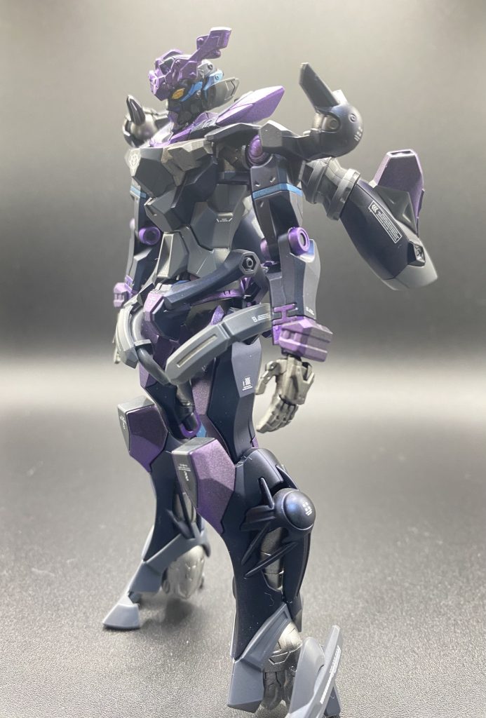 まずは本体のみ。初めて使ったプリズムブルーブラック、塗り始めこんなに明るくて大丈夫か?と不安になりましたが、乾燥したら暗めの青色になり、つや消しを吹くと深みのある紺色になってとても面白くて品のある塗料ですね。評価が高いのも納得の塗料でした。今後も使っていきたいと思います。