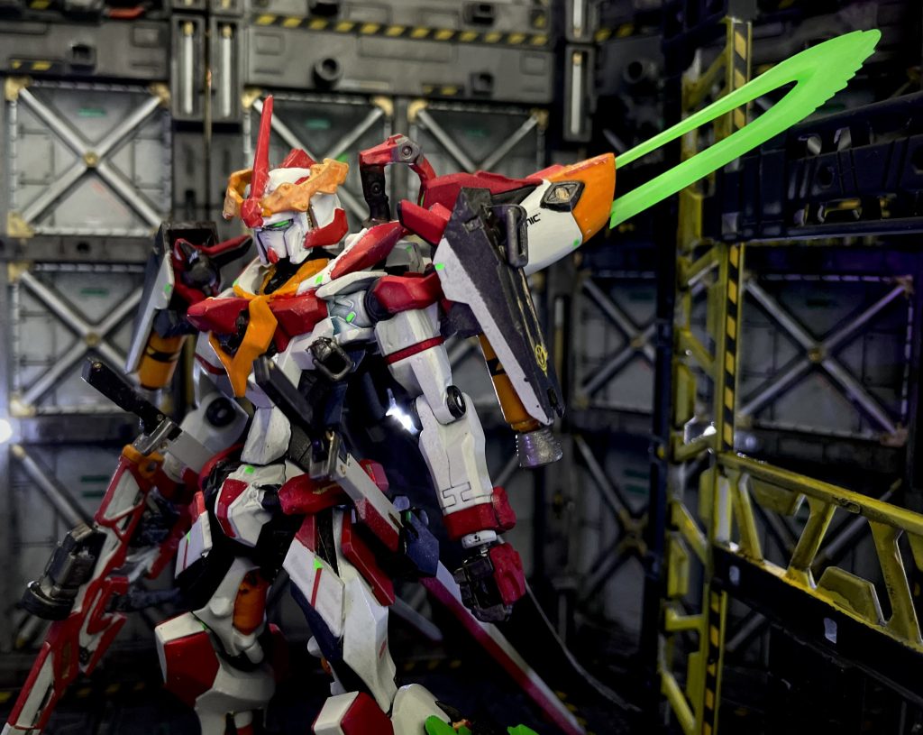 首周りのパーツに元のビームサーベルの柄部分が装備できるように変更太もも周りのパーツは腰に移植し、バンシィのパーツを太ももに貼り付けして太めに