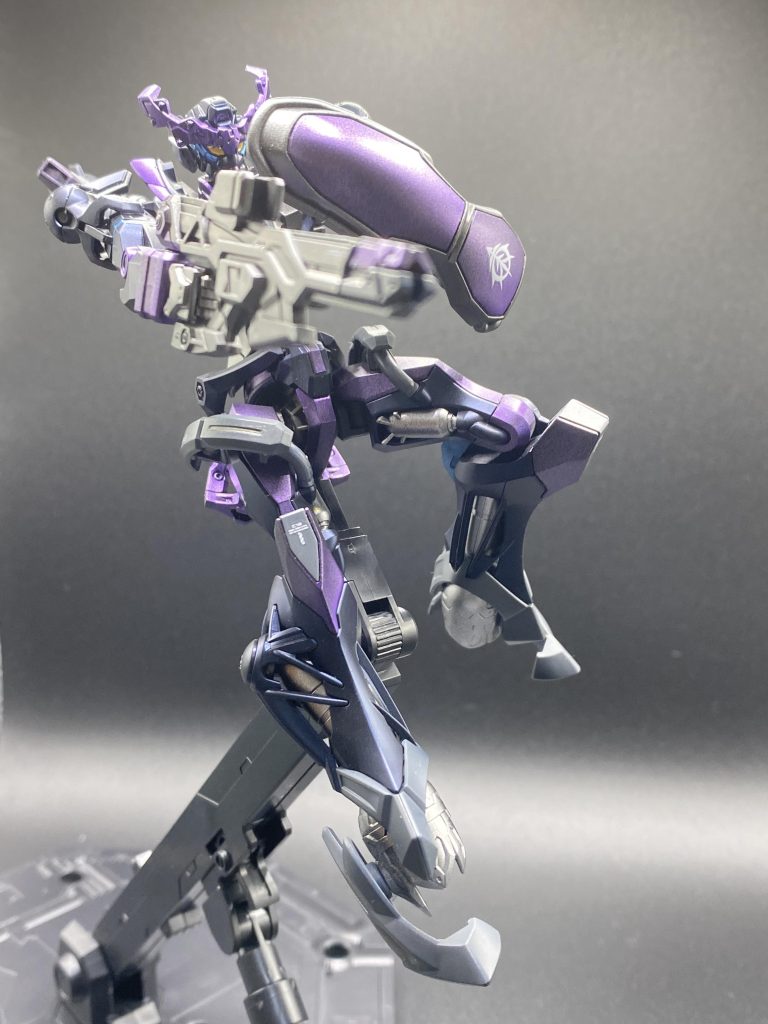 ガンダムデカールのジオンマークを貼る時、一瞬グシャっとなって手が震えました。