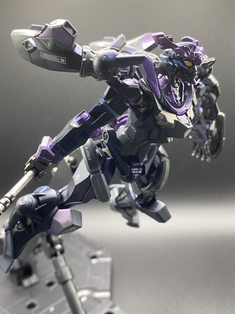 最後は箱絵ポージング。ご覧いただきありがとうございました。頭部のパーツが小さすぎて大変でしたが、令和の最新ガンプラのクオリティを堪能できて楽しかったです。アニメの方も毎週毎週、予想外の連続でどういう終わり方をするのか楽しみですね。ちなみに、私はコモリン派です。