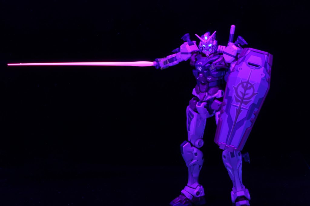 蛍光塗料を使用した部分はUVで光ります 今回使用した塗料は【レッド】本体メインガイア 名鉄スカーレット 【ピンク】本体等ガイアノーツ コーラルピンク サーベルガイア　蛍光ピンク 【ブルー】モノアイ、センサーガイア 蛍光ブルー 【イエロー】本体　塗り分けなどガイア サンシャインイエロー  【ライトグレー】シールドガイアノーツ  メカサフ ライト 【ダークグレー】足裏、ハンドパーツ　フレーム 武器などガイアノーツ  メカサフ スーパーヘヴィ こんな感じです！それに➕エナメル塗料名鉄スカーレットめちゃくちゃ良い色だったので次もシャアカラーで使用しようと思います！ 次はRGガンダムをキャスバル専用カラーorジークアクスをジフレドカラーで作ろうと思います