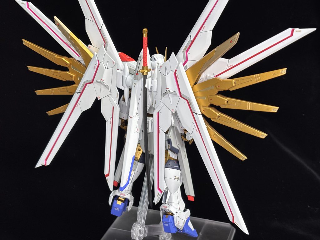 バックショット。ゴールドは2色使用して塗り分けています。プラウドディフェンダーのピンク部分は付属のシールを蛍光ピンクで塗装した後にクリアーのトップコートを吹いて使用しています。