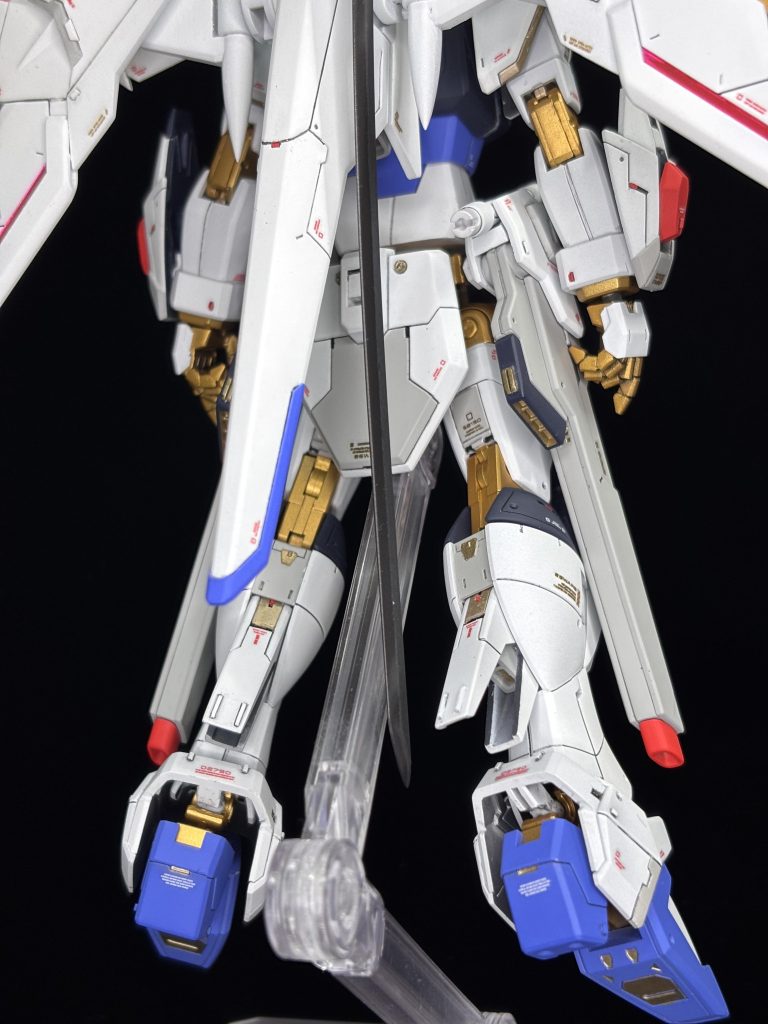 後ろ側もしっかりと作り込んでます。金の塗り分けは細かい部分にエナメル塗料の4アーティストマーカー ゴールドを使用し拭き取って塗り分けています。