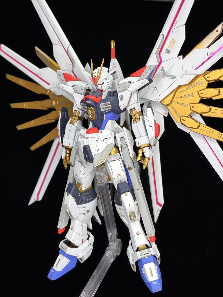 前面。各所にスジ彫りやプラ材を使ってディテールupし、各所を塗り分けています。マイフリやストフリの色々な立体物を参考にディテールを追加しました。ハンドパーツは再生工場さんで販売されている物を使用しています。