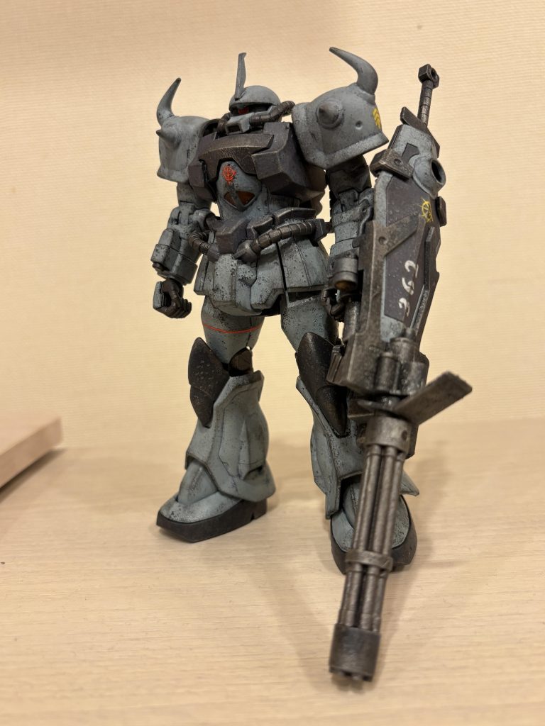 グフ・カスタムは、黒下地で、今回は筆ではなくスポンジで塗装してみました。チッピングの要領でやってみたのですが、大した効果がないような……ザラっとした感じは出たと思います。出来には満足しています(gundam-kao6)しかし、グフ・カスタムはかっこいいです。