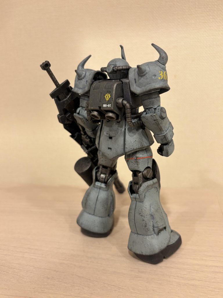 後ろから。最近、バックパックに型式番号を貼り付けるのが好きです。車って後ろに車種のロゴ入ってるので、そのイメージです笑グフ・カスタムはどこから見てもかっこいいです。HGUCは古いHGに比べて胸板も厚く、惚れ惚れします(zaku-kao6)