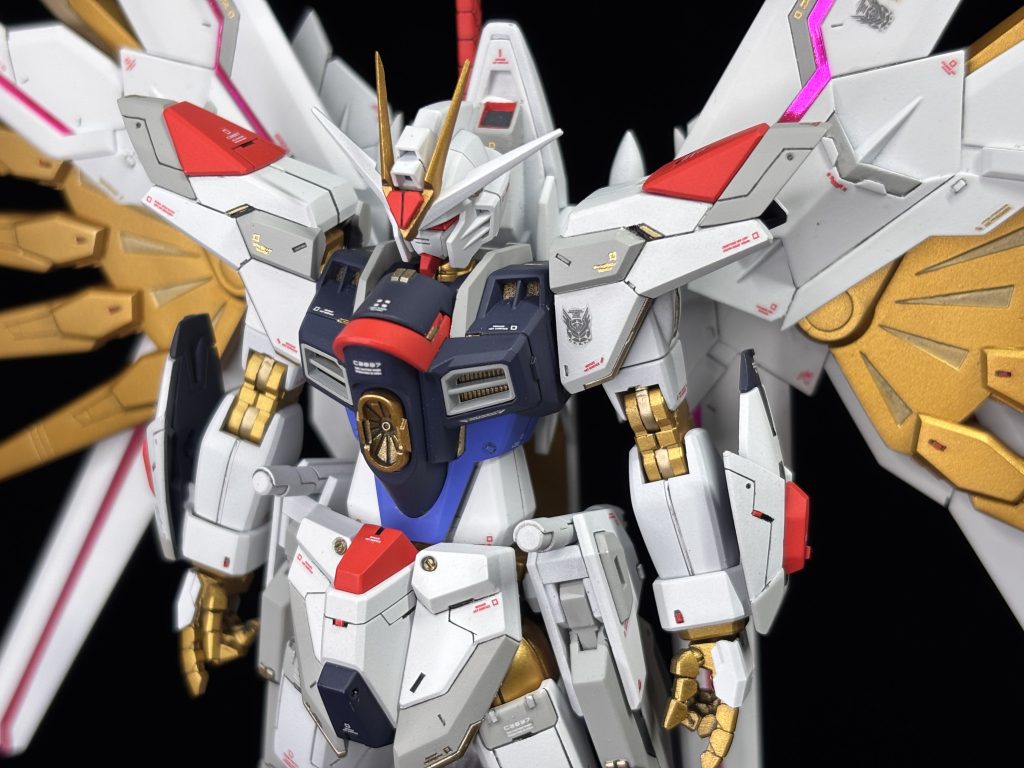 胴のダクト部分を開口しメッシュのエッチングパーツを塗装して貼り付けています。中々手間掛かったのに分かり辛すぎる、、、