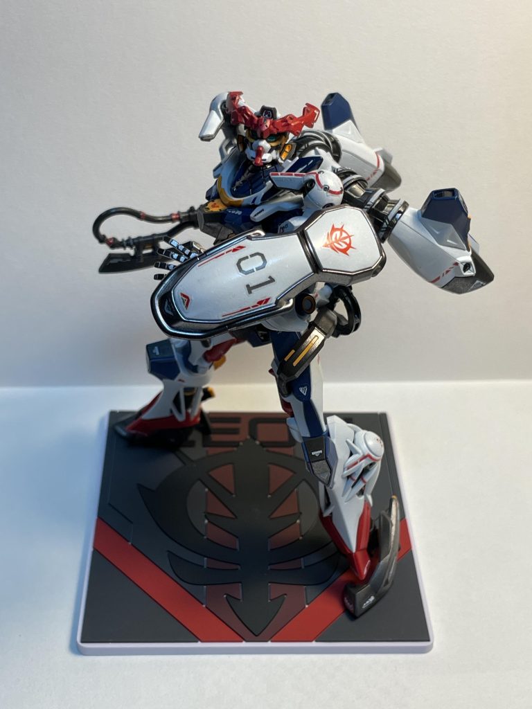 初めてガンマカエアブラシ使ってランナー塗装してみました。吹きムラがスゴイですが、なんとかガンダムマーカー・ディスペイマーカー・コピックマーカーでフォローして誤魔化してます^_^ガンマカは、青：ティターンズブルー、赤：シャアレッド、白：ニューホワイト、黒：ヘビーガンメタリックを使用しました。今回墨入れはコピックモデラーを使いました。0.02ミリなので既存の筋彫りに沿ってペン先が入っていく為、やりやすかったです^_^