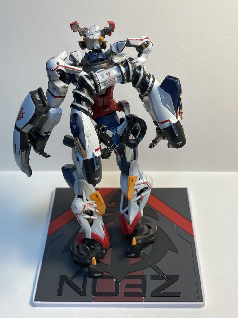 途中付属のテトロンシール（赤ライン）の貼り直しに失敗しましたが、以前100均で購入したホビーステッカーを貼ってみたところ余り違和感なかったので、ラインやコーションマークも沢山貼ってしまいました^_^付属のテトロンシールより薄くて、種類も豊富なので使いやすいと思います。ちなみにシールドのジオンマークと01は水転写です。