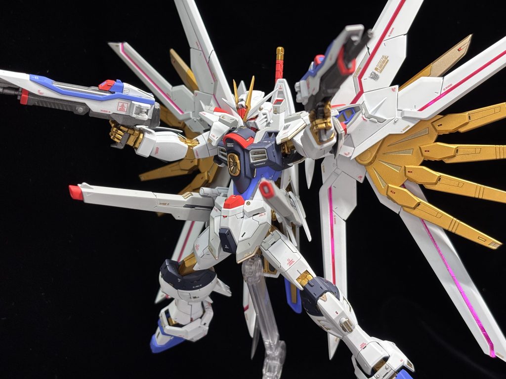 一応フルバースト的なポージングも。ライフルは家にあった、RGストフリの物をそのまま塗装して使用しています。