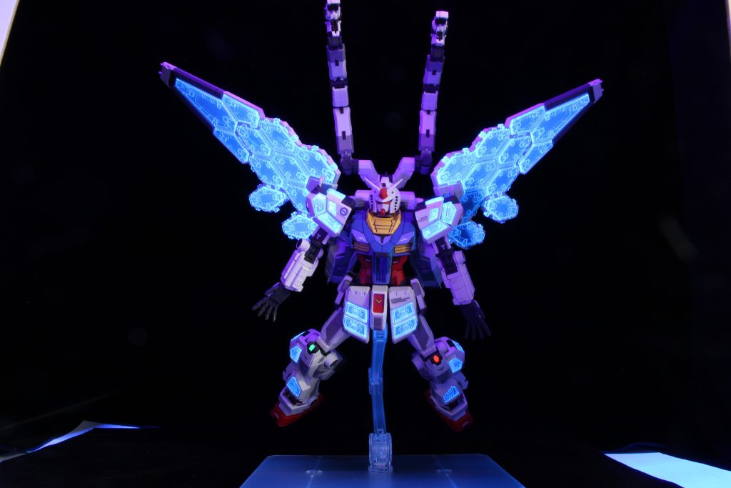 クリアパーツ裏側に蛍光塗料を塗布したのでUV照射で光りますめっちゃ綺麗