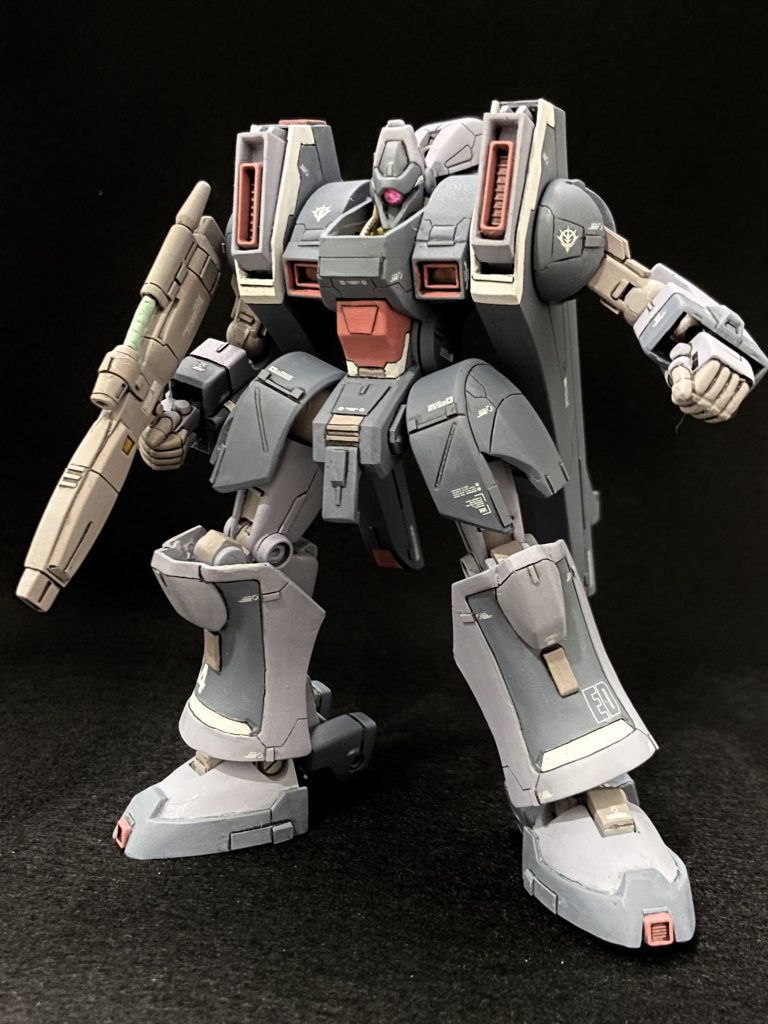 元キットの膝関節は無可動でしたが、改修により45°程度なら屈伸できます。腿ロール軸、腰アーマーの可動と合わせて立ち姿も自然になりました。