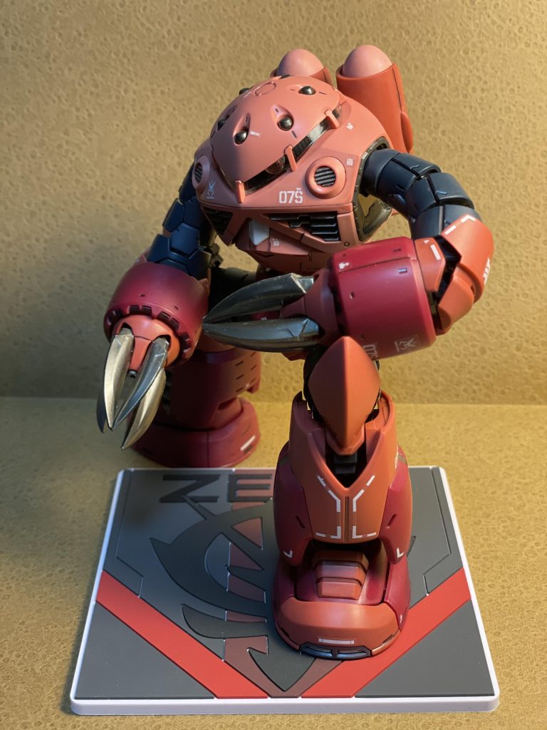 成形色仕上げ、一部爪やダクトをディスペイマーカー「ガンメタル」で塗装しています。モノアイは30MMのカスタマイズマテリアル（3Dレンズシール）の4mmを使用しました。クリアパーツの凸をヤスリで平坦にしてから貼り付けました。トップコートが吹けない環境ですがツヤ消しにしたいと思い、外装全パーツを800〜2000番のスポンジヤスリでヤスってみました。→ トップコートの方が良いですが…まぁまぁ悪くはないかなぁ？付属のリアリスティックデカールは貼ってから、しっかり上から擦ったので肉眼では余り気にならなくなったんですが…写真で見ると余白が凄く気になりますね(zaku-kao4)次回の課題になりました！