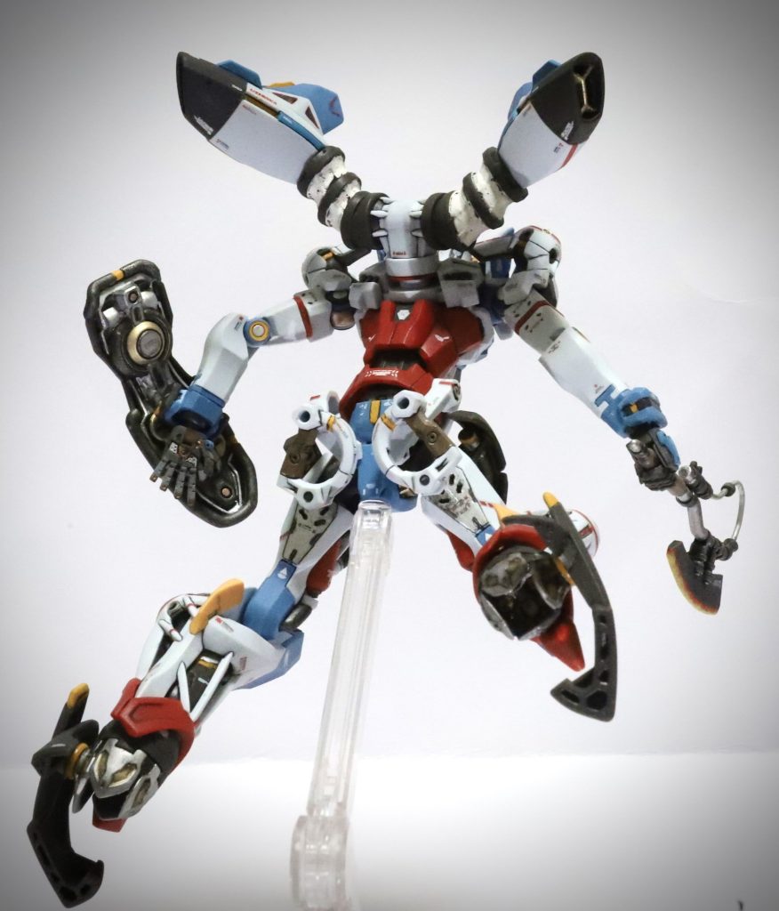 太もも裏の逆ハの字はくり抜いて凹にしています。シールド裏も金属色塗り分けてメカっぽさを強調し、指先や掌も塗り分けてます。