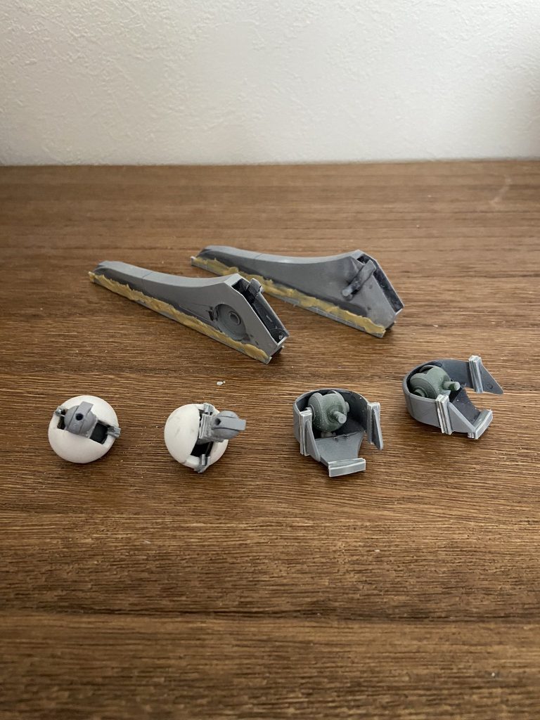 大型化工作中のミサイルポッド、腰アーマー、肩です。肩の半球はダイソーの計量スプーン小さじ1.25を加工したものです。