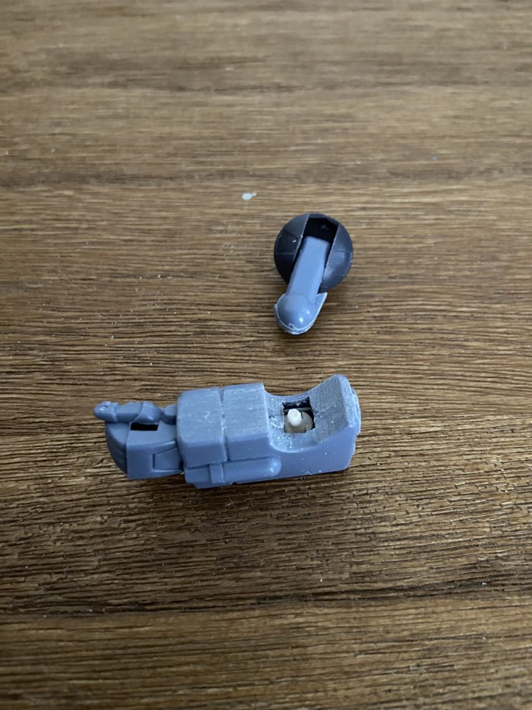 肘はシンプルな回転軸の挟み込み構造でしたが、前腕の軸受を切り離し、BJで接続。形状の都合もありBJの役割はほぼ横方向のスイングです。肩形状の都合上、上腕から下は斜めに下がるスタイルになるのですが、このおかげである程度脇を閉めることが可能になりました。