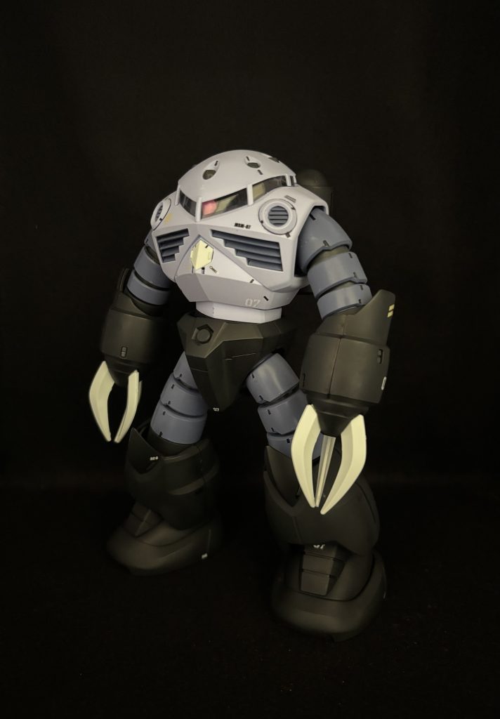 成形色+部分塗装、別売デカール使用です。塗装は箱絵のズゴックをイメージして塗りました。前腕、腰部、ランドセル、膝から下部分はスプレー缶塗装してあります。成形色だと少し青みが強すぎるので黒系にしたかったのですが真っ黒でもなく色々試した結果、緑がかった黒、タミヤのNATOブラックで塗装しました。