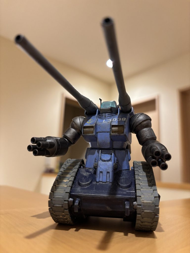 ちなみに、うちのガンタンク、実はお腹のパーツを一つ抜いて、背を低くしてあります。