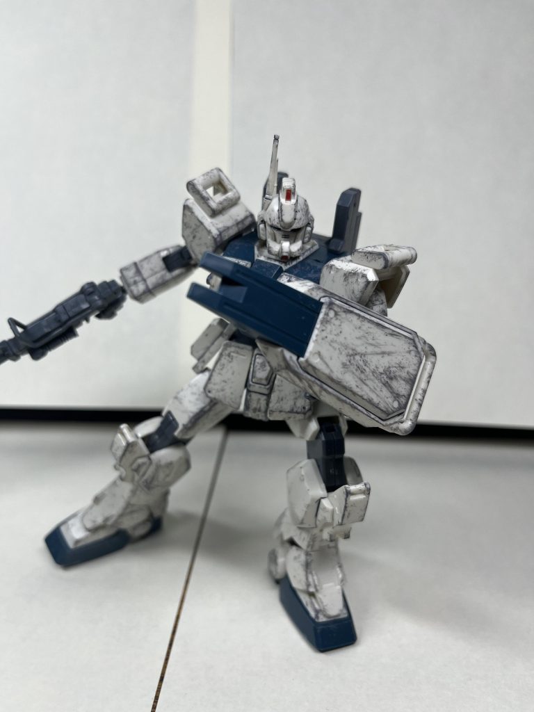 繊維質なスポンジを使うと擦り傷っぽくなりました。グレーを使用したので市街地戦をしているようなイメージになりました。