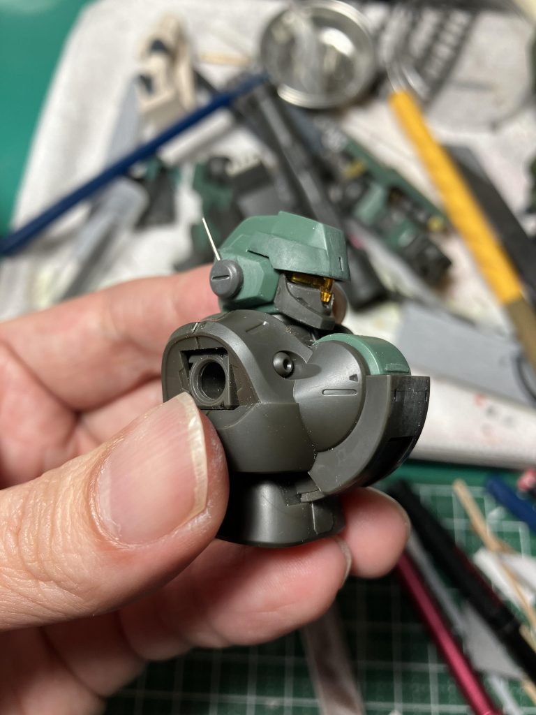 頭部にアンテナディテールを追加。