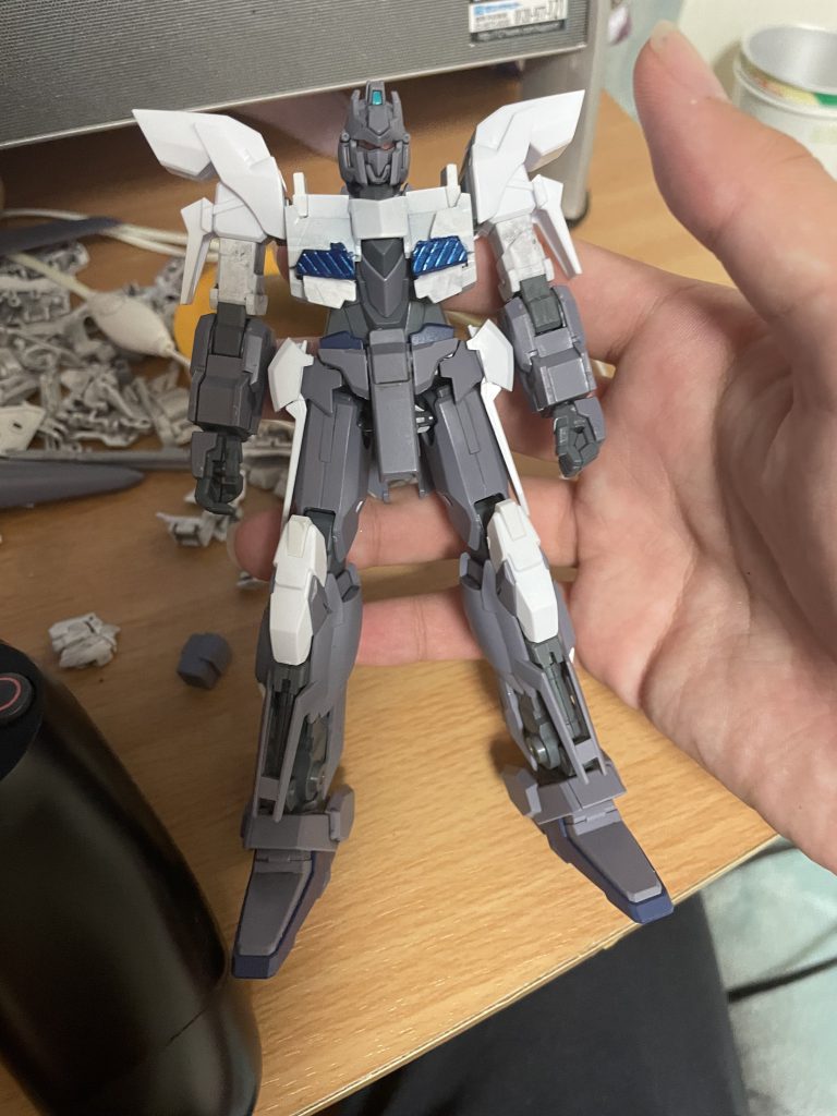 最初はデルタプラスをベースにユニコーンの胸部パーツを接着