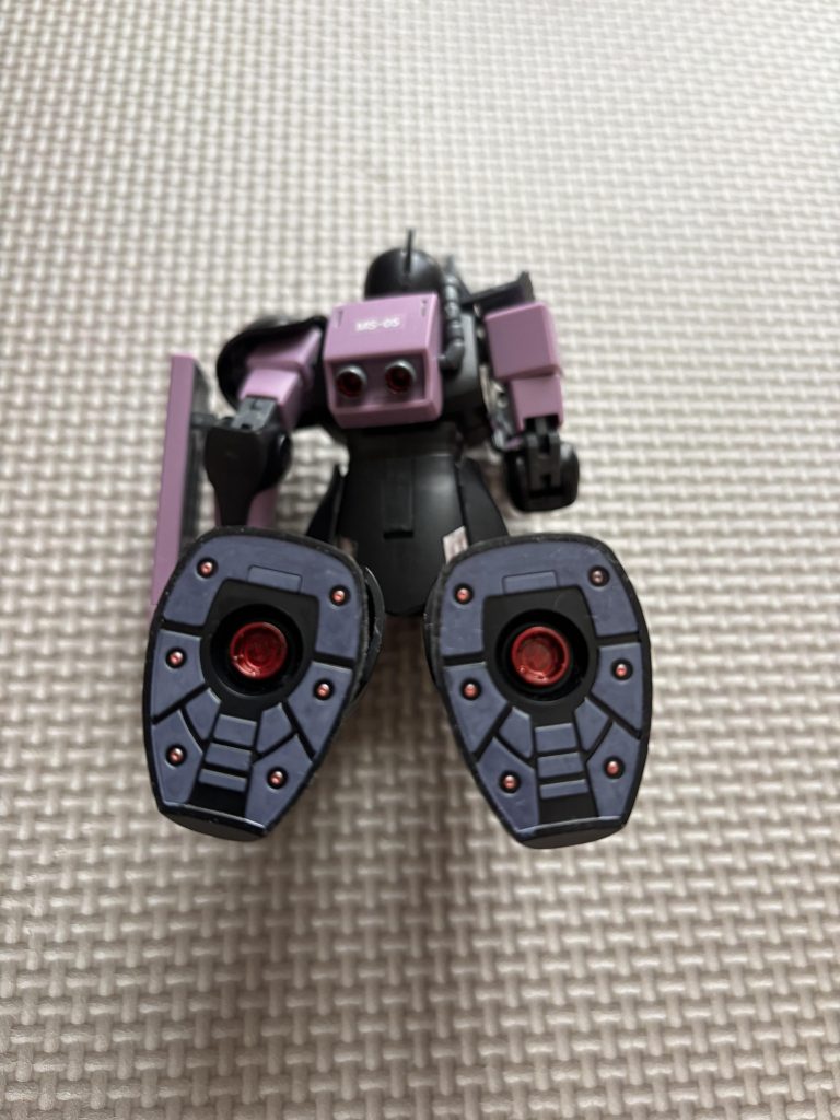 今回の足裏バーニアと何か噴射しそうなポイントは赤系に他青みがかったグレーに