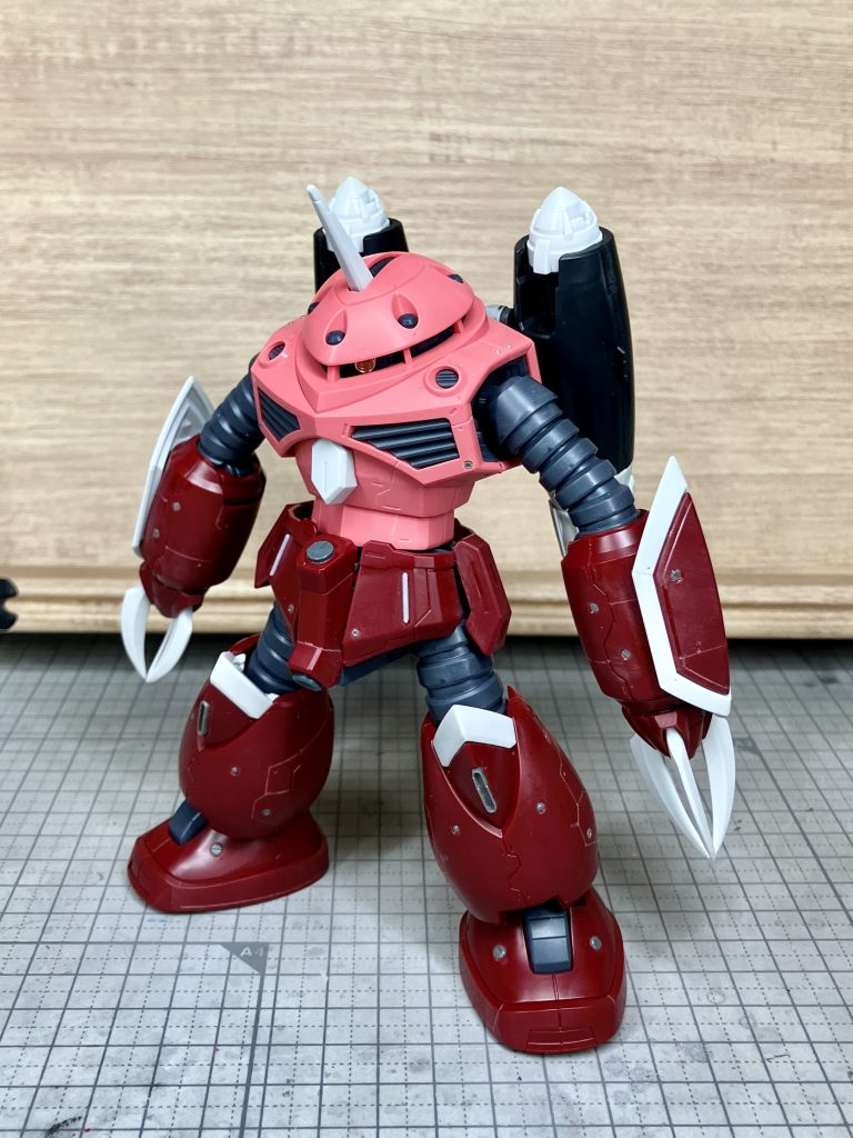 【改修内容】頭部:丸モールド追加 モノアイをSPプレートとクリアレンズに差し替え胸部/腹部:スジボリ、丸モールド追加腰部:スジボリ、丸モールド、ディテールUPパーツ追加腕部:スジボリ、丸モールド追加、アイアンネイルのエッジ化脚部:スジボリ、丸モールド、ディテールUPパーツ追加、膝の白パーツのエッジ化背面(熱核ハイドロ推進ユニット):アウンリゼアーマーの脚部を推進機に改修